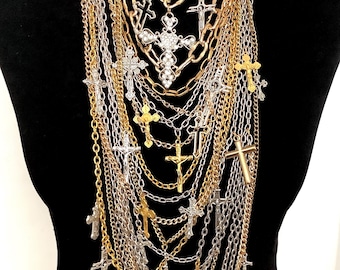 Collar llamativo hecho a mano estilo boho festival con múltiples capas metálicas y cruz.