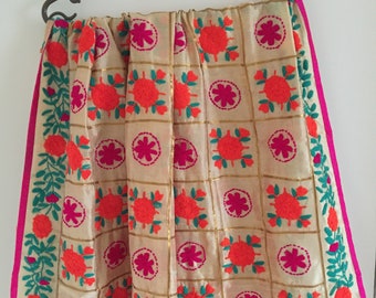 Handbestickte Chanderi-Seiden-Dupatta – Phulkari-Kantha-Arbeit