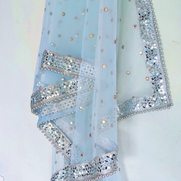 Blue Silver Dupatta Mirror border dupatta - bleu clair Indian Net dupatta - Voile de mariage de créateur pour femmes. Bordure perlée.