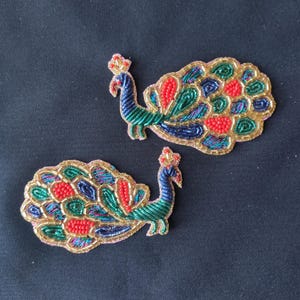Paar pauwenapplicatie, geborduurde patches, etnische applicaties. Broche met vogelpatch, facinators voor hoeden, jassenbroche, tassen opnaaiwerk
