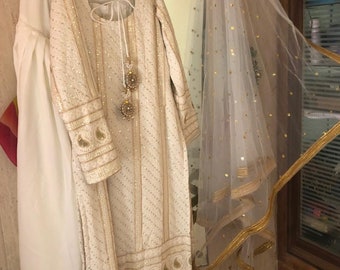 Off white Punjabi salwar suit for women. Indian kameez Bridesmaid dresses. Lucknowi chikankari salwar kameez