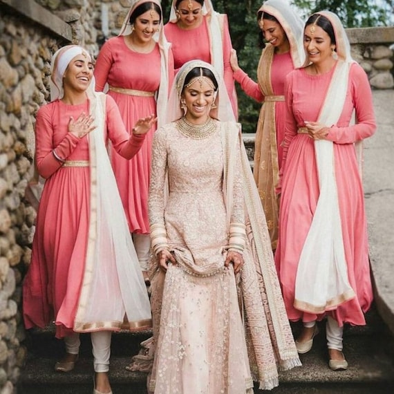 Traje de vestir de damas de honor indias. Traje blanco rosa a - Etsy México Traje de vestir de damas de honor indias. Traje blanco rosa a - Etsy México