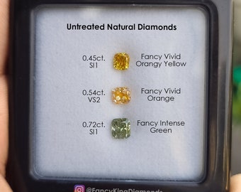 Puede incluir: Una vitrina negra con tres diamantes naturales sin tratar. El diamante superior es de 0,45 ct Fancy Vivid Orangy Yellow. El diamante central es de 0,54 ct Fancy Vivid Orange. El diamante inferior es de 0,72 ct Fancy Intense Green.