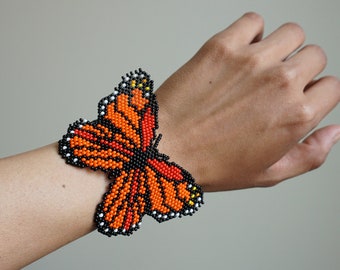 Boho Perlenarmband, Schmetterlingsarmband, Oranger Schmetterling, Indianerperlenarmband, großes Manschettenarmband | Biulu Artisan Boutique