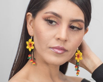 Boucles d'oreilles en perles de style amérindien, Boucles d'oreilles bohèmes fleurs jaunes, Boucles d'oreilles fleurs en perles, Boucles d'oreilles Huichol, Boucles d'oreilles bohèmes en perles