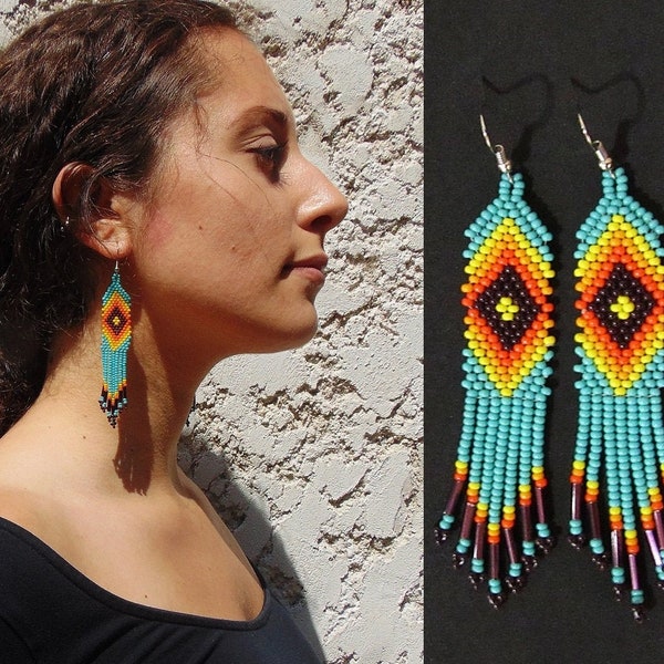 Boucles d'oreilles turquoises Brick Stitch avec Ojo de Dios, boucles d'oreilles huichol, boucles d'oreilles perles amérindiennes, boucles d'oreilles perles de rocaille, perlage traditionnel