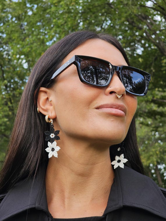 Black and White Flowers on a Vine Earrings, Beaded floral art, Native American Beaded Earrings, Mexican Art, Seed Bead Earrings, Handmade