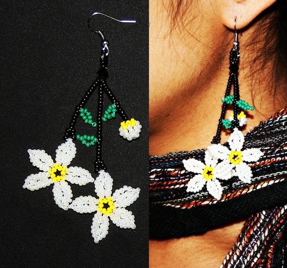 Beaded Daisy Earrings, Huichol Flower Earrings, Huichol Earrings, Seed Bead Earrings, Daisy Flower Earrings, Daisy Jewelry, White Daisy