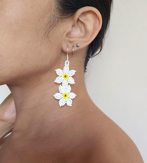 White Daysi Earrings, Beaded floral art, Native American Beaded Earrings, Mexican Art, Seed Bead Earrings, Flower Earrings