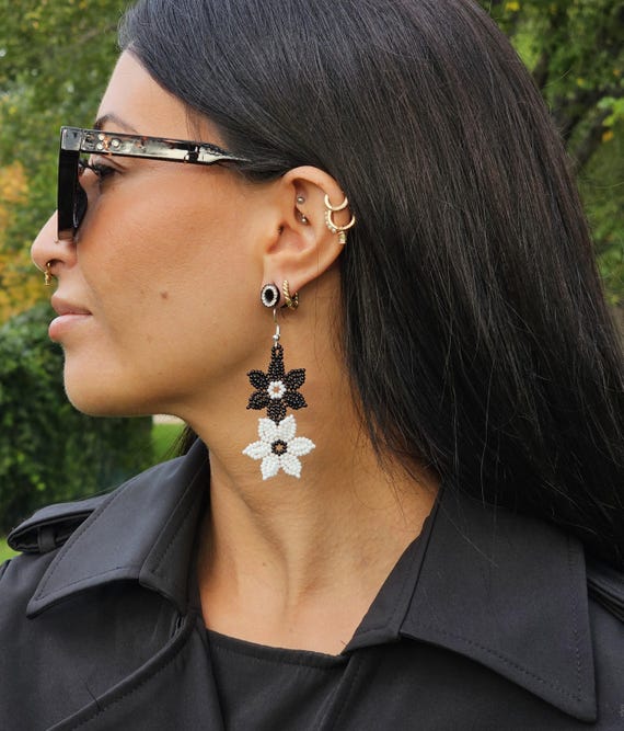 Black and White Flowers on a Vine Earrings, Beaded floral art, Native American Beaded Earrings, Mexican Art, Seed Bead Earrings, Handmade