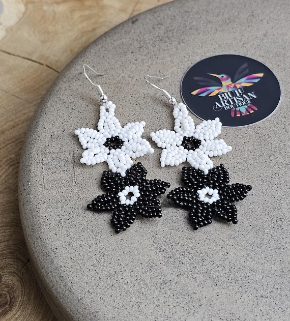 Black and White Flowers on a Vine Earrings, Beaded floral art, Native American Beaded Earrings, Mexican Art, Seed Bead Earrings, Handmade