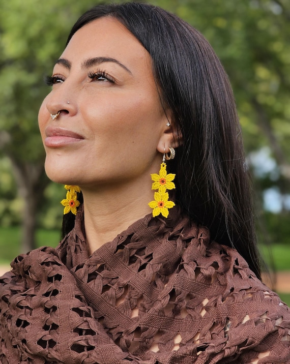 Flowers on a Vine Earrings, Beaded floral art, Yellow Earrings, Native American Beaded Earrings, Mexican Indigenous art,Seed Bead Earrings