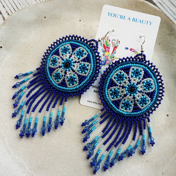 Aretes nativos de cuentas, trabajo con cuentas huichol, aretes de cuentas nativos americanos, aretes con medallón con respaldo de cuero, azul cobalto y turquesa