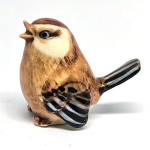 ZOOCRAFT Brown Bird Figurine Ceramic Tailorbird Animal Miniature Handmade Gift Decor DIY Craft Collectible