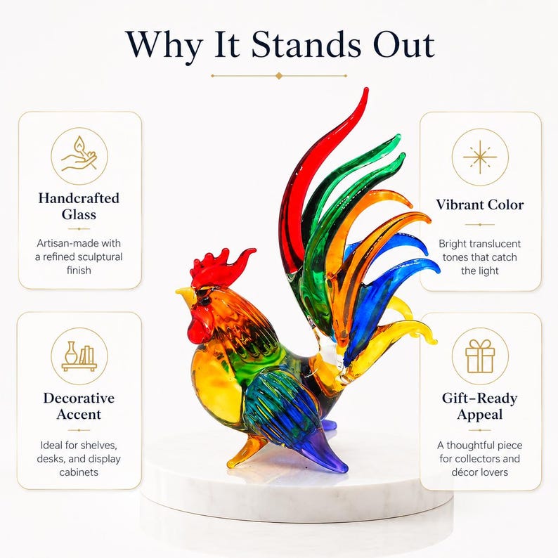 Puede incluir: Una figura de gallo de cristal con un cuerpo vibrante y multicolor en tonos transl&uacute;cidos rojos, naranjas, verdes, azules y amarillos. El texto "Why It Stands Out" aparece en la parte superior, con cuatro recuadros detallando caracter&iacute;sticas.