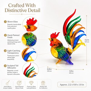Puede incluir: Una figura de gallo de vidrio soplado multicolor con cresta roja, cuerpo amarillo y plumas de cola vibrantes en verde, naranja y azul. Las dimensiones indicadas son 5,6 cm de alto, 2,0 cm de ancho y 4,6 cm de largo.