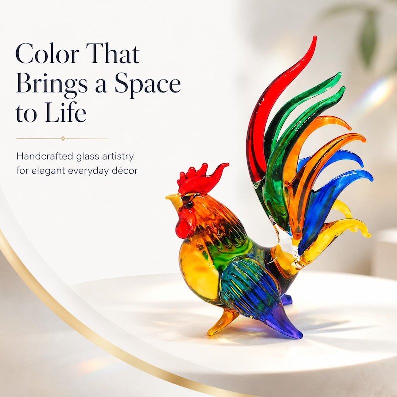 Puede incluir: Una figura de gallo de cristal multicolor con una cresta roja brillante, un pico amarillo y un cuerpo con tonos mezclados de naranja, verde y azul. La cola consiste en largas plumas de cristal curvadas en rojo, verde, naranja y azul.