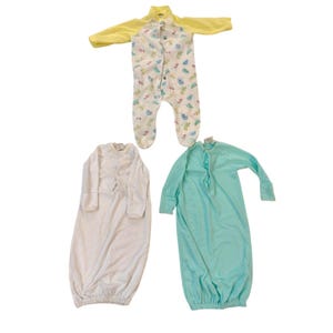 Conjunto de pijama vintage Carter's Baby Gown & Sleeper dos anos 90, unissex – Pijama de algodão macio para recém-nascidos – Estampa pastel branca, amarela e azul-água