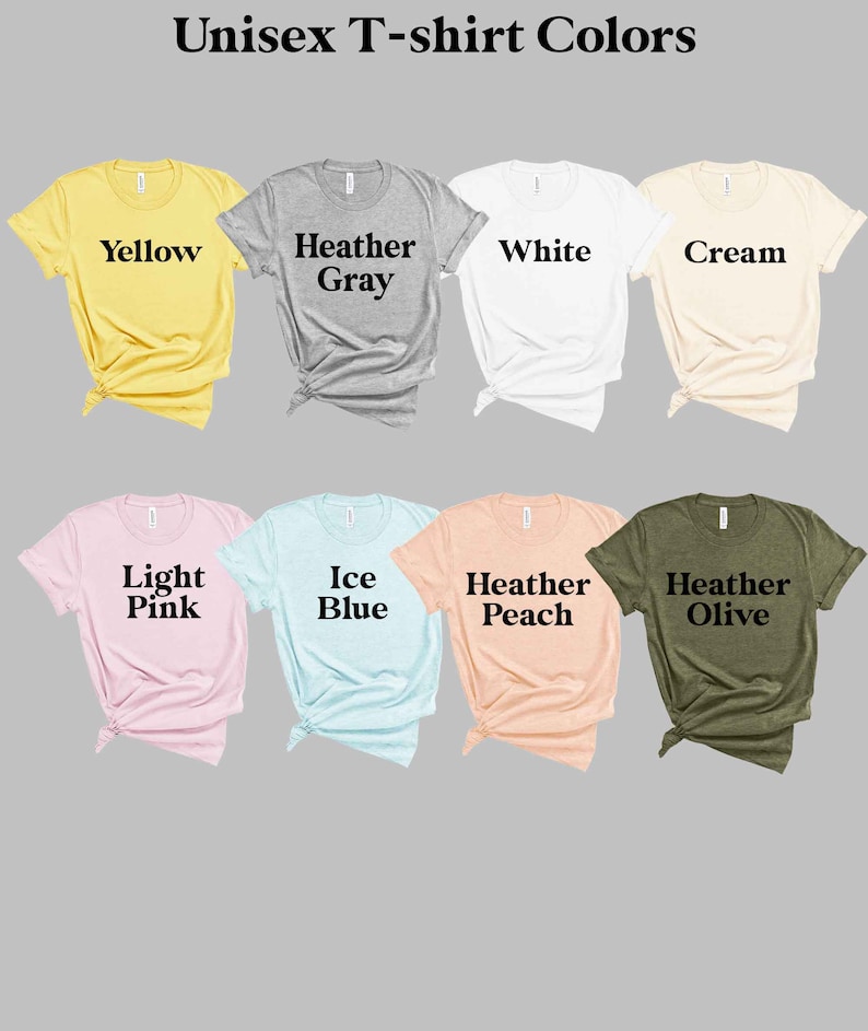 Puede incluir: Una colecci&oacute;n de camisetas unisex en varios colores, incluyendo amarillo, gris jaspeado, blanco, crema, rosa claro, azul hielo, melocot&oacute;n jaspeado y oliva jaspeado. Las camisetas est&aacute;n todas dobladas y dispuestas sobre un fondo gris.