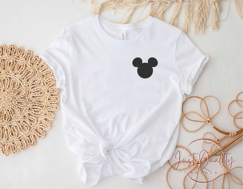 K&ouml;nnte beinhalten: Wei&szlig;es T-Shirt mit einer schwarzen Mickey Mouse Silhouette auf der Vorderseite.