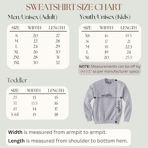Op de afbeelding: Een maattabel voor sweatshirts in maten voor mannen, vrouwen, jongeren en peuters. De tabel toont de breedte- en lengtemaat in inches voor elke maat. De tabel bevat ook een opmerking dat de maten +/- 1 inch kunnen afwijken.