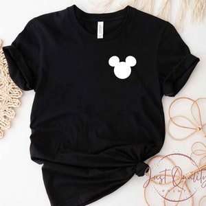 K&ouml;nnte beinhalten: Schwarzes T-Shirt mit einer wei&szlig;en Mickey Mouse Silhouette auf der Vorderseite.