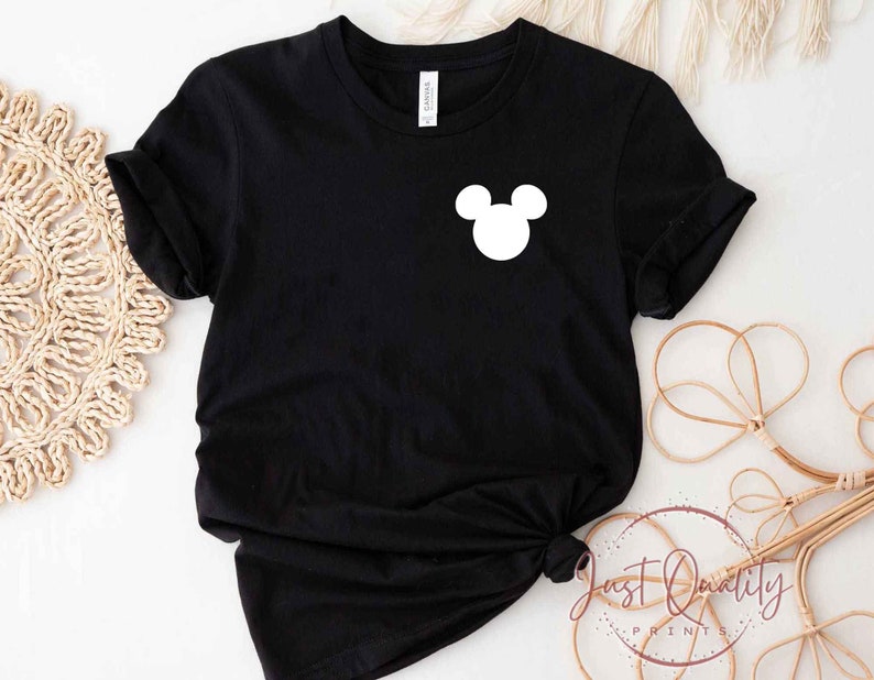 K&ouml;nnte beinhalten: Schwarzes T-Shirt mit einer wei&szlig;en Mickey Mouse Silhouette auf der Vorderseite.