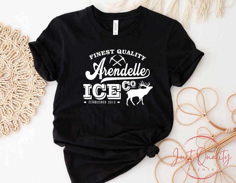Puede incluir: Camiseta negra con texto blanco que dice "Finest Quality Arendelle Ice Co. Established 2013" con una silueta blanca de un reno.