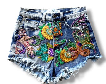 Denim cutoff shorts / Embroidered  denim shorts  /  SMALL W26