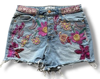 Denim cutoff shorts / Embroidered  denim shorts  /  MEDIUM  W29