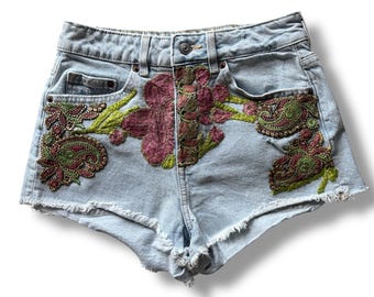 Denim cutoff shorts / Embroidered  denim shorts  /  SMALL W26