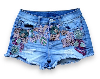 Denim cutoff shorts / Embroidered  denim shorts  /  SMALL