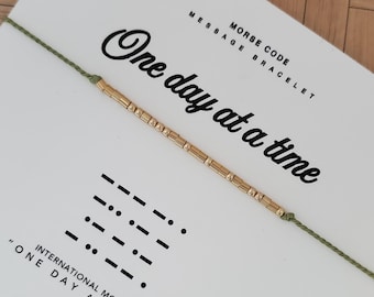 14k One Day At A Time morsecode armband in massief goud, gold filled of sterlingzilver, armband met verborgen bericht, soberheidscadeau, AA-cadeau