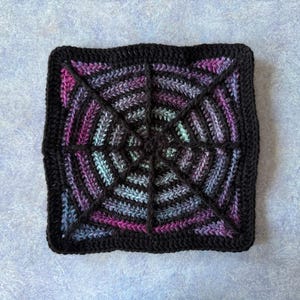 Gruseliges Spinnennetz Glasmalerei Quadrat PDF Häkelanleitung