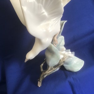 Vintage Genuine Lladro Porcelain Turtle Dove.Daisa. Dated 1970’s. Fully back Stamped. Measures 11.5inches  High. Tip of one Wing is broken.