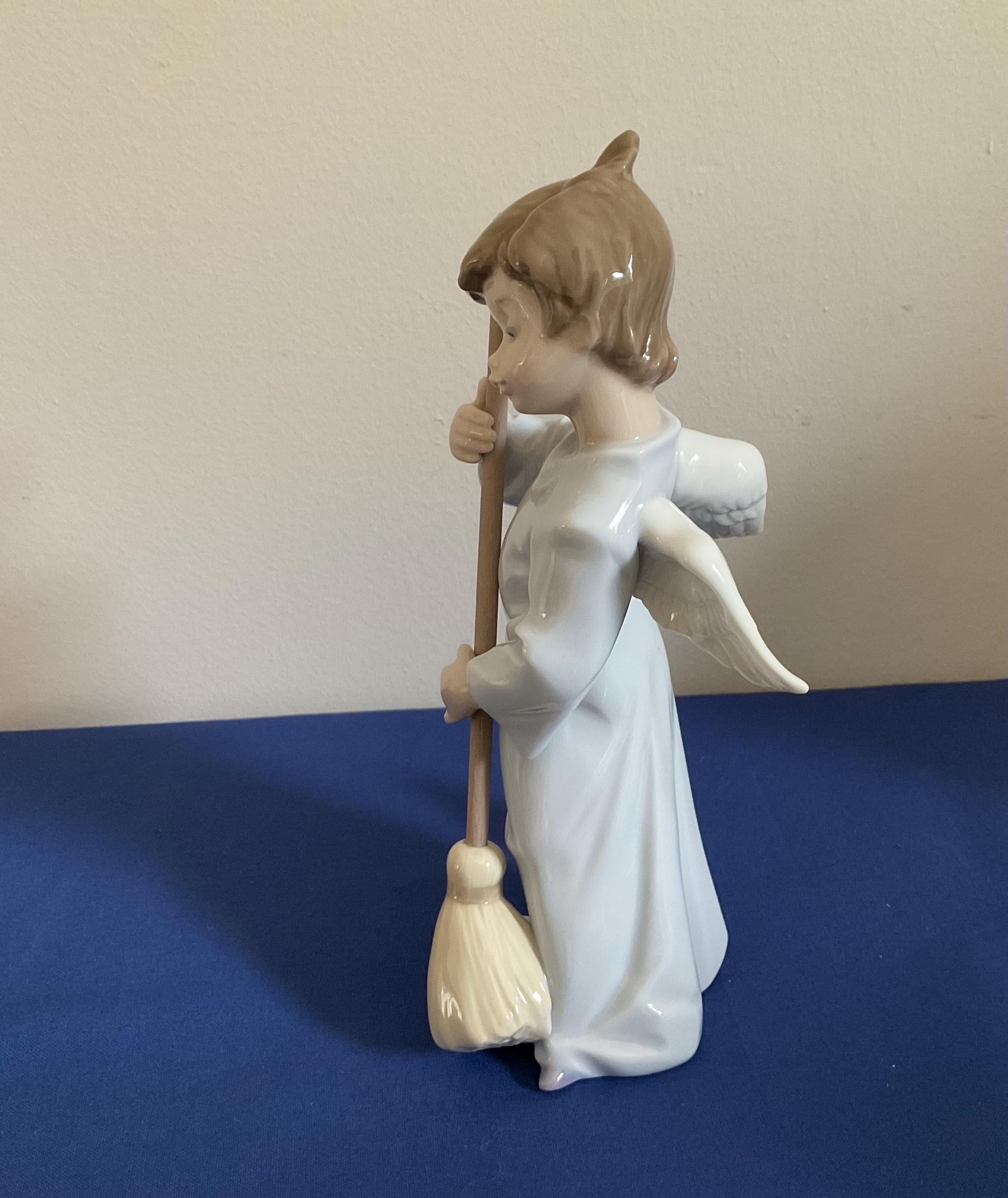 リアドロ sweep away the cloud 5726 Lladro Angel. Sweep Away the Clouds.05726 BOXED - Etsy