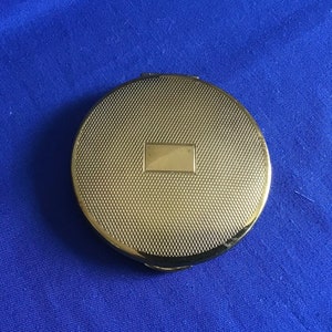 Vintage Kigu Powder Compact. Central Cartouche. Possible Era 1920’s. Quite Rare. Very good vintage condition.