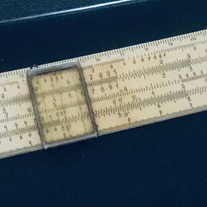 Uni. Rekenliniaal. MARC nr. 6. Gemaakt in Frankrijk. Leren tas. Verzamelobject.