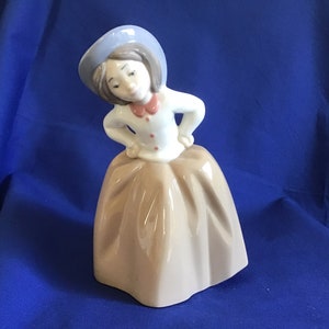 Nao Lladro Figurinel. “Inquisitive Girl”. Measures: 16cms tall. Highly Collectible. BARGAIN PRICE.