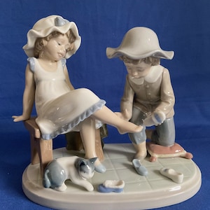 リヤドロ LLADRO 5361 TRY THIS ONE 靴屋の男の子女の子 Lladro, 5361, 'try This One', Designed by Regino Torrijos in 1985