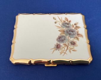Étui à cigarettes/cartes Stratton. Magnifique motif floral bleu sur le devant. Prix spécial. Voir les détails.