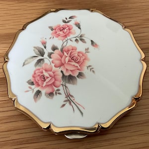 Stratton Vintage white enamel/floral Powder Compact. Roses. 8cms Diameter.
