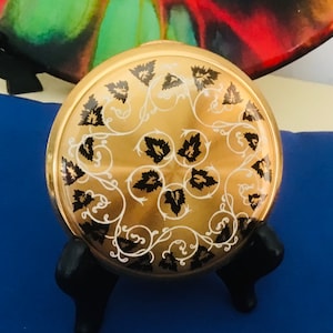 Vintage Kigu Powder Compact. Stunning Gold Tone Design. Era 1950’s. Quite Rare. Very good vintage condition. ( as new ).