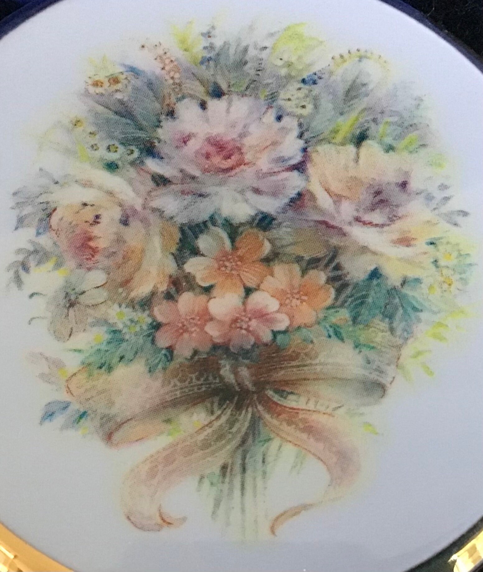 Vintage Stratton Compact. Beautiful Enamel Decorative Lid. White