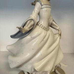 Vintage Lladro “Cinderella lost Shoe”. #4828. Low Price. See description.