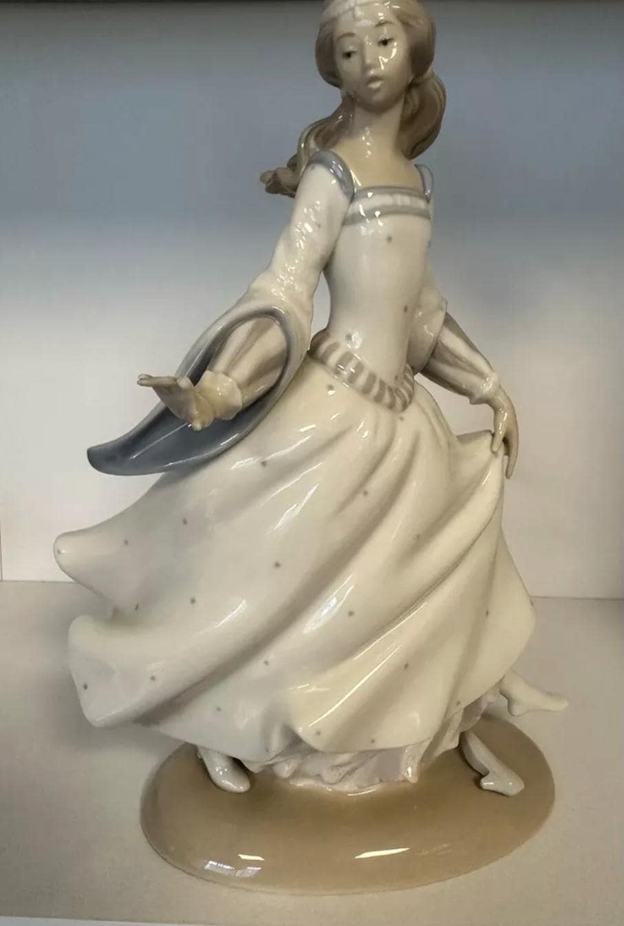 リヤドロ LLADRO' 4828 シンデレラ Vintage Lladro “cinderella Lost Shoe”. #4828. Low Price. See