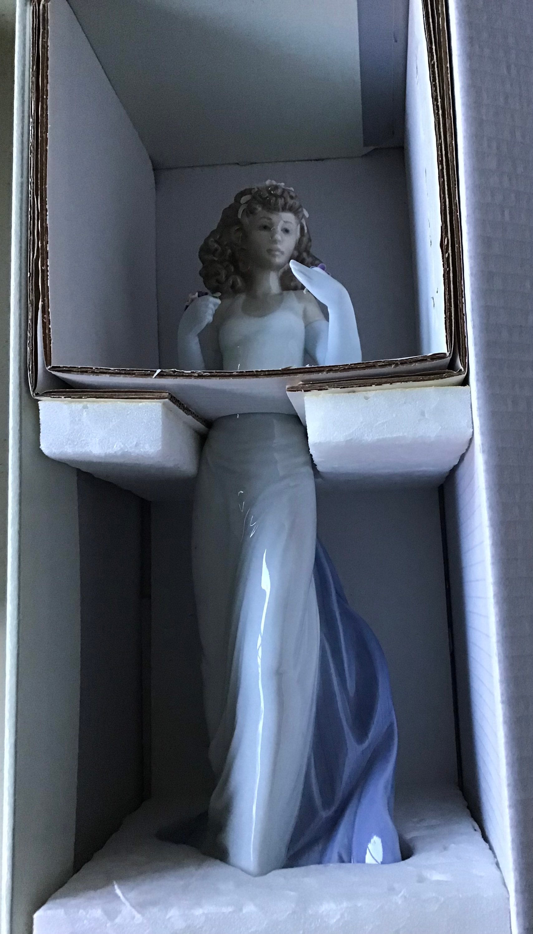 Lladro Figurine. #6608. “anticipation”. 1999 Limited Edition Van