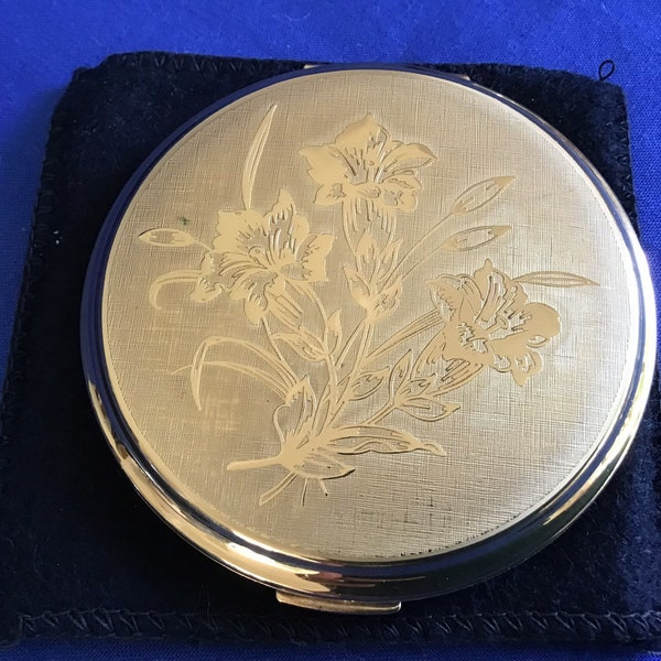 Vintage Stratton Compact. Beautiful Gold Tone Floral/Leafy Decorative Lid. Era 1970's/ 1980 's  In good condition.