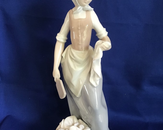 Vintage Nao Lladro Figurine. wash Day Girl. Sculptor Antonio Ramos