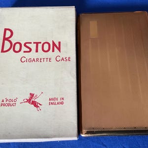 Boston Brown Cigarette Case. Made in England. A Polo product. Original Box. Cartouche. Era 1940’s.